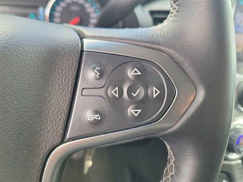 Used 2017 Chevrolet Suburban LT image 6