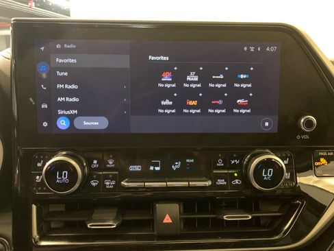 Used 2023 Toyota Highlander Limited AWD/4WD image 29