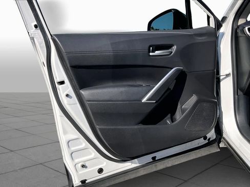 Used 2022 Toyota Corolla Cross XLE w/ Convenience Package image 21