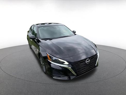 Used 2025 Nissan Altima 2.5 SV FWD image 4