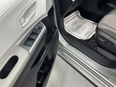 Used 2025 Toyota Sienna LE FWD image 9