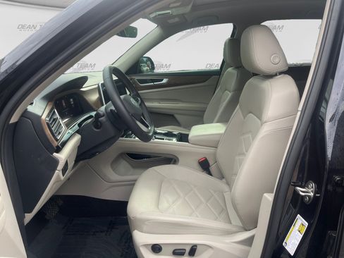 Used 2024 Volkswagen Atlas SE w/ Panoramic Sunroof Package AWD/4WD image 9