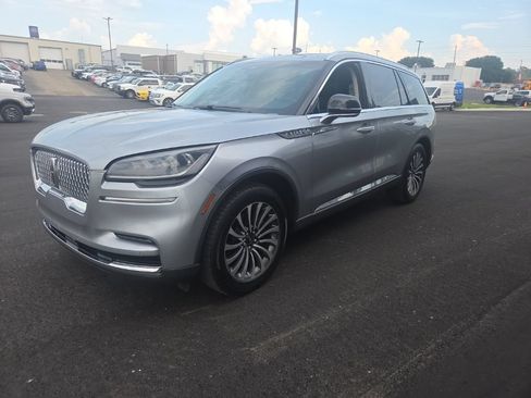 Used 2024 Lincoln Aviator 2WD w/ Premium Package image 3