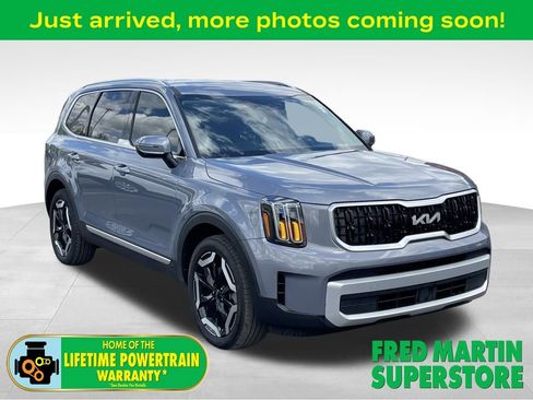 Used 2024 Kia Telluride EX w/ EX Captain's Chair Package FWD image 1