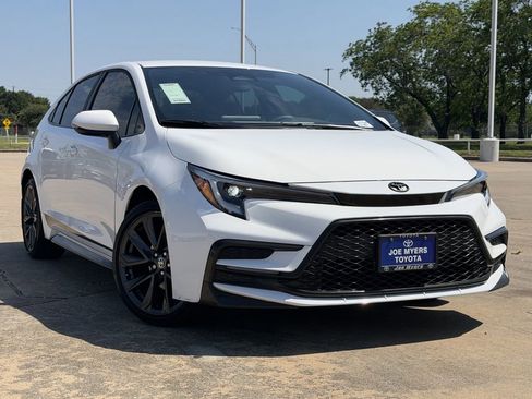 Used 2025 Toyota Corolla SE FWD image 2