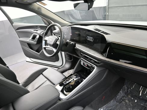Used 2025 Audi Q5 Premium Plus w/ Premium Plus AWD/4WD image 12