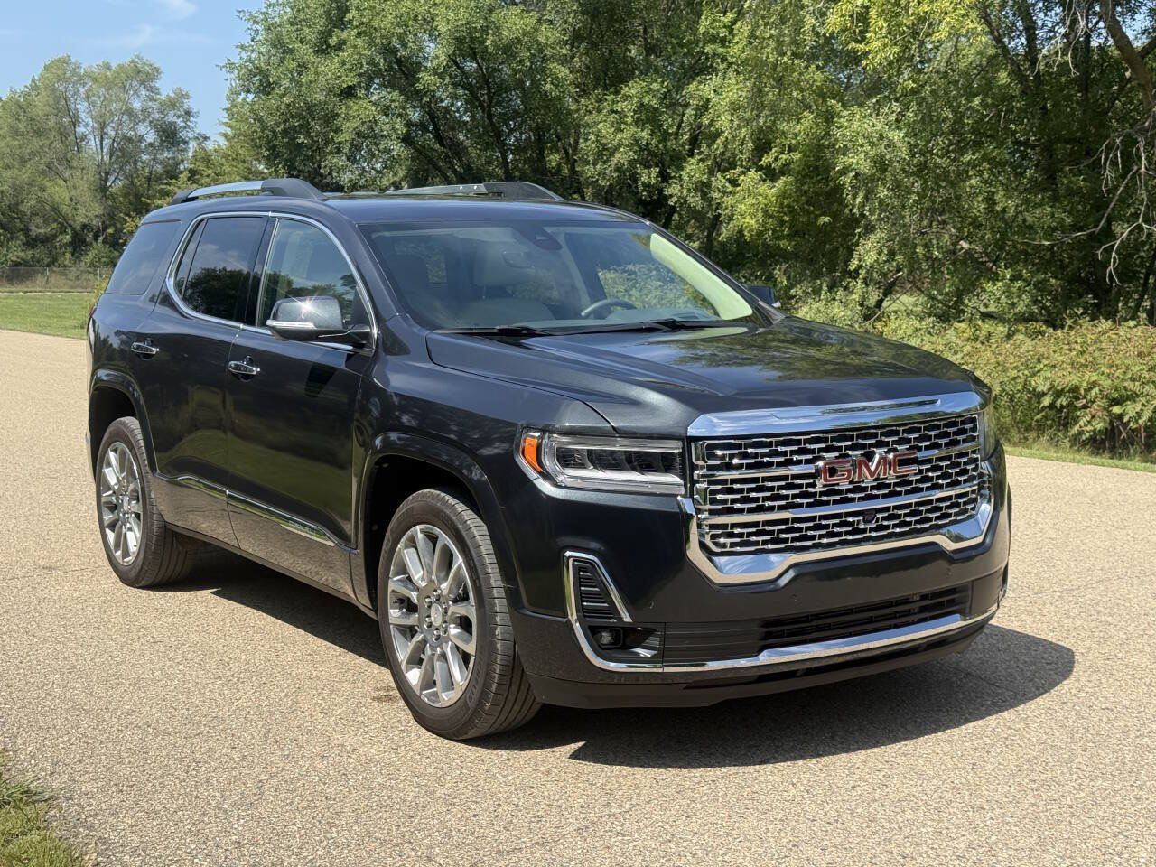Used 2023 GMC Acadia Denali w/ Denali Technology Package AWD/4WD image 4