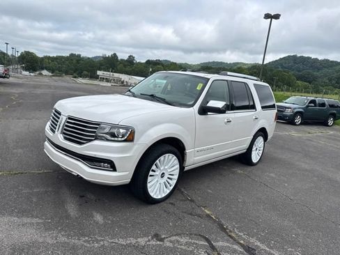 Used 2017 Lincoln Navigator Select AWD/4WD image 4