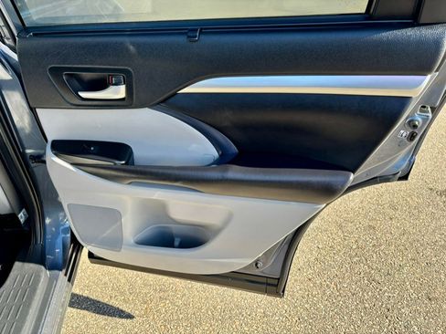 Used 2019 Toyota Highlander XLE image 19