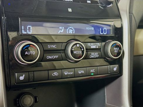 Used 2022 Subaru Ascent Limited w/ Technology Package AWD/4WD image 18
