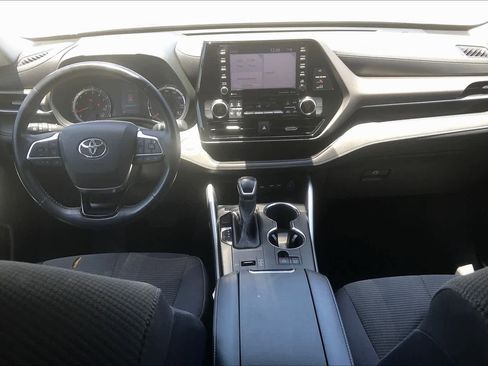 Used 2020 Toyota Highlander LE FWD image 15