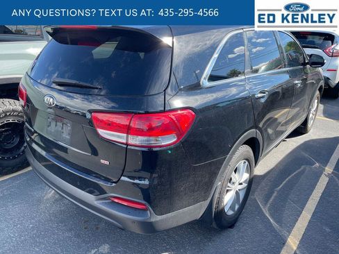 Used 2017 Kia Sorento FWD w/ LX Convenience Package image 4