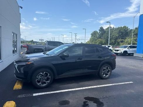Used 2025 Chevrolet Trax LT FWD image 6