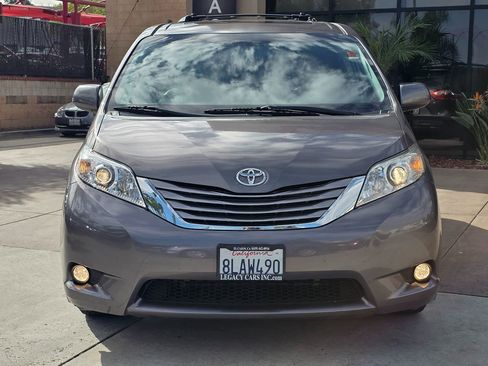 Used 2017 Toyota Sienna XLE image 6