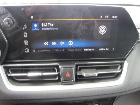 Used 2025 Chevrolet TrailBlazer LT AWD/4WD image 15