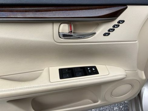 Used 2015 Lexus ES 350 w/ Premium Package FWD image 11