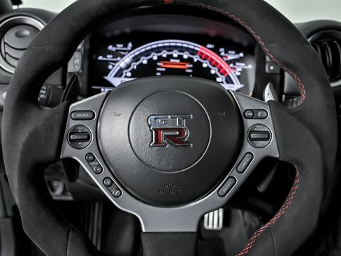 Used 2011 Nissan GT-R Premium image 32