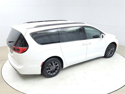 Used 2021 Chrysler Pacifica Touring w/ S Appearance Package image 19