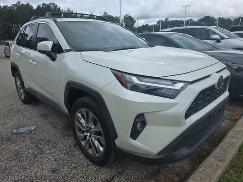 Used 2022 Toyota RAV4 XLE Premium FWD image 3