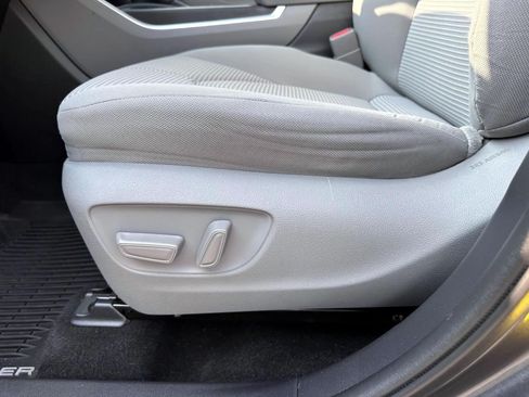 Used 2020 Toyota Highlander L AWD/4WD image 10