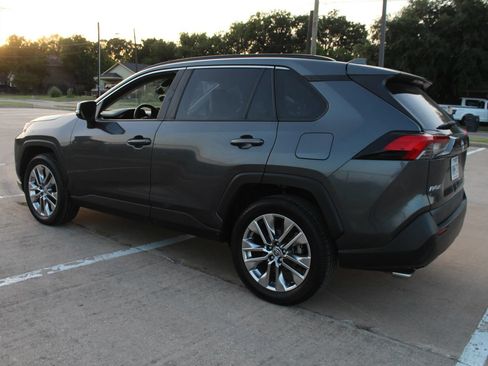 Used 2020 Toyota RAV4 XLE Premium FWD image 10