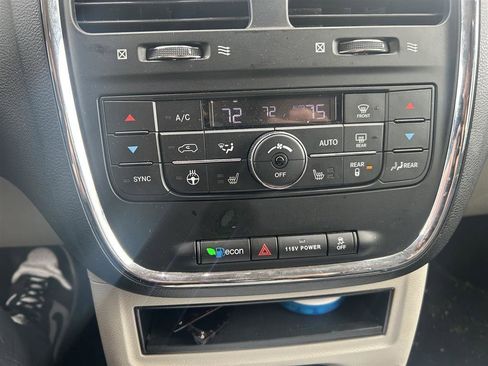 Used 2016 Chrysler Town & Country Touring-L w/ Driver Convenience Group image 9