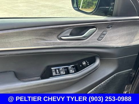 Used 2023 Jeep Grand Cherokee Overland w/ Luxury Tech Group IV AWD/4WD image 13