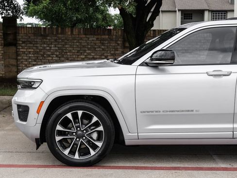 Used 2022 Jeep Grand Cherokee Overland w/ Luxury Tech Group IV AWD/4WD image 22