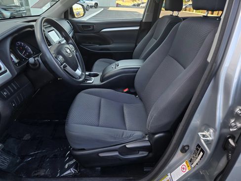 Certified 2018 Toyota Highlander LE w/ Carpet Mat Package (TMS) FWD image 17