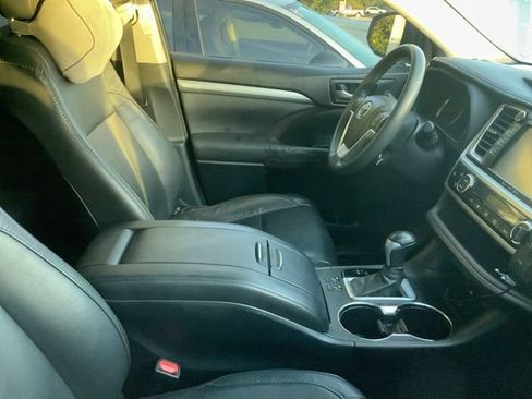 Used 2016 Toyota Highlander XLE AWD/4WD image 4
