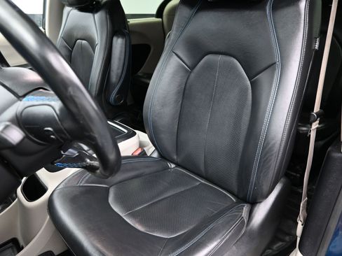 Used 2021 Chrysler Pacifica Touring-L FWD image 20