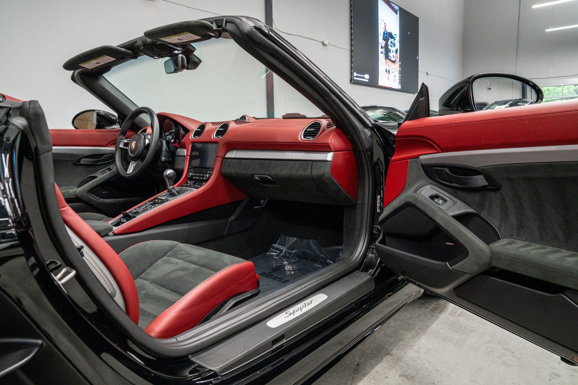 Used 2023 Porsche 718 Boxster Spyder RWD image 25