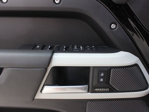 Used 2024 Land Rover Defender 110 X-Dynamic SE image 37