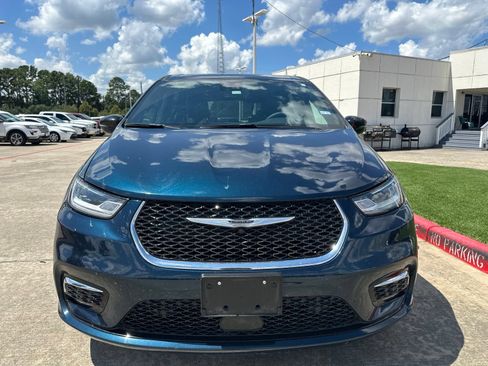 Used 2025 Chrysler Pacifica Select FWD image 2