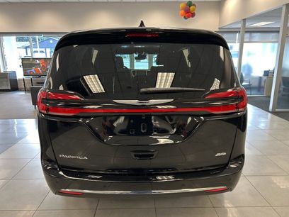 New 2026 Chrysler Pacifica Select