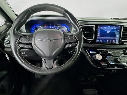 Used 2020 Chrysler Pacifica Touring-L Plus FWD image 10