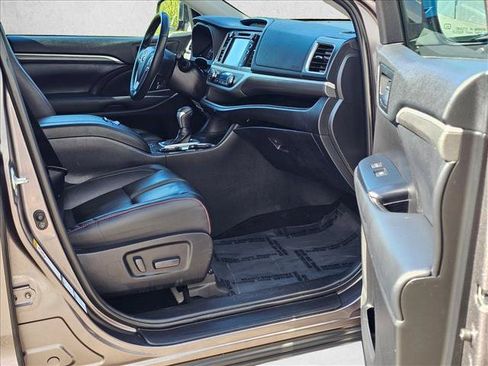 Used 2019 Toyota Highlander SE AWD/4WD image 14