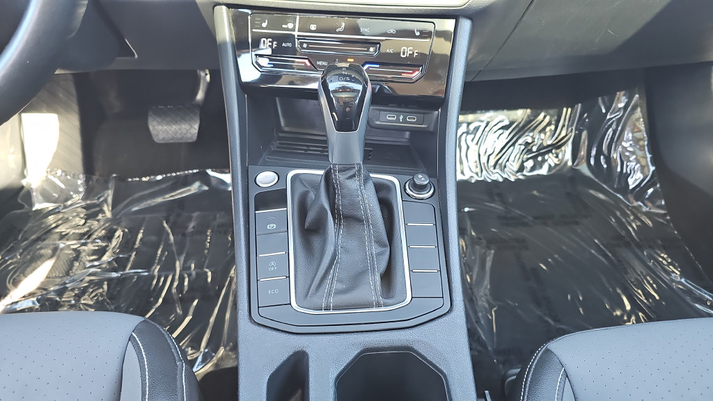 Used 2025 Volkswagen Jetta SE FWD image 19