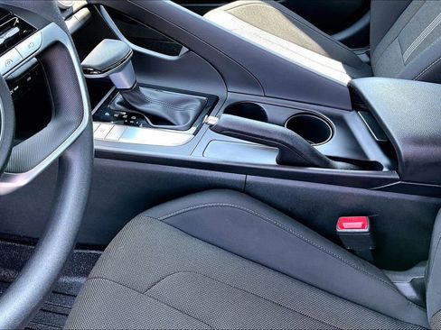 Used 2025 Hyundai Elantra SE FWD image 19
