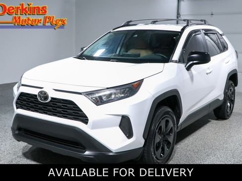 Used 2020 Toyota RAV4 LE FWD image 1