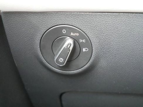 Used 2025 Volkswagen Taos SE AWD/4WD image 24