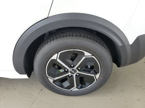 Certified 2026 Kia Niro LX FWD image 12