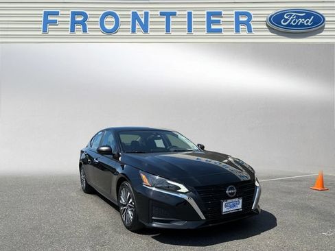 Used 2025 Nissan Altima 2.5 SV FWD image 8