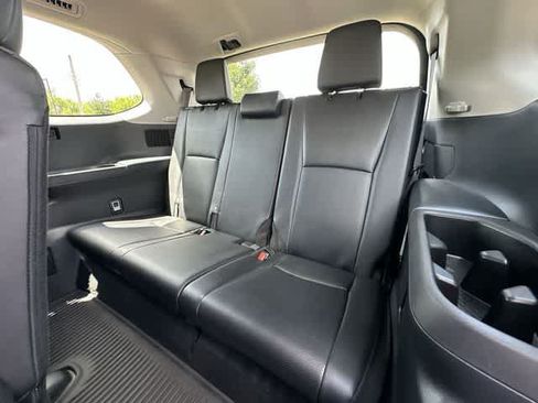 Used 2024 Toyota Grand Highlander AWD image 19