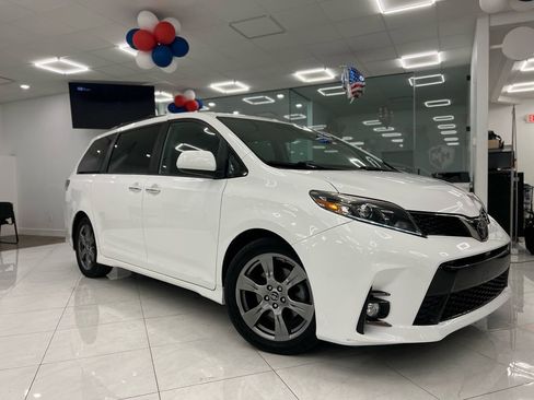 Used 2019 Toyota Sienna SE Premium w/ Carpet Mat Package image 3