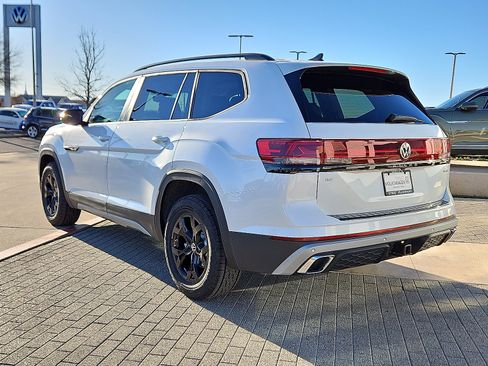 New 2026 Volkswagen Atlas Peak Edition image 2