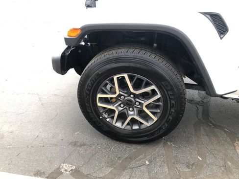 Used 2025 Jeep Wrangler Unlimited Sahara AWD/4WD image 26