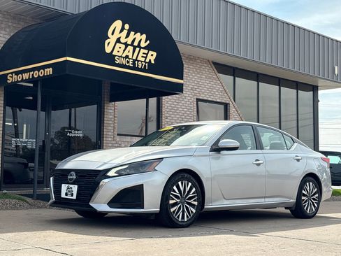 Used 2023 Nissan Altima 2.5 SV image 1