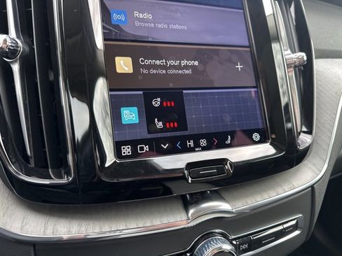 Certified 2025 Volvo XC60 B5 Plus image 30