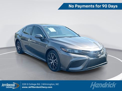 Used 2023 Toyota Camry SE FWD image 1